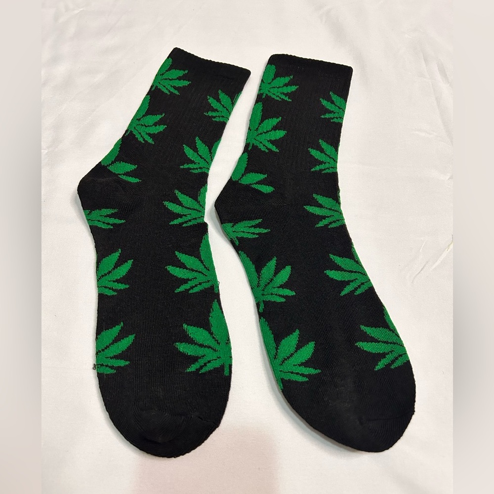 ⭐️Mapleleaf socks! - Picture 3 of 3